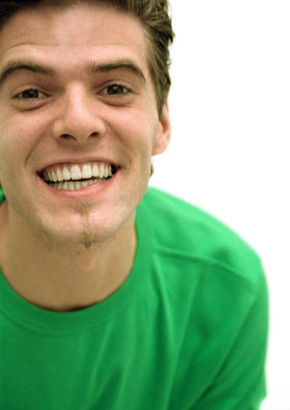 西方人,脸,头,脸颊,胡须,头发,一个人,笑,微笑,露齿笑,竖图,俯视,室内,特写,白天,欧洲,欧洲人,仅一个男性,仅一个人,注视,休闲装,仅一个年轻男性,绿色,黑色,观察,看,休闲,休闲服,观看,察看,愉悦,关注,男人,男性,年轻男性,白种人,山羊胡,头部,胡子,脸部,脸蛋,面部,半身,彩图,高角度拍摄,开心