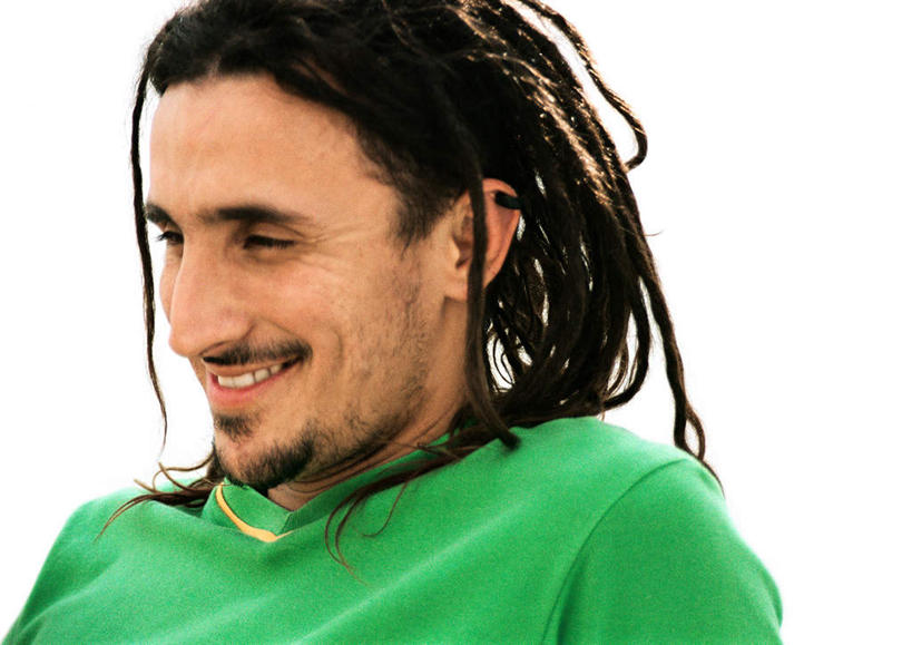 西方人,脸,头,脸颊,胡须,头发,一个人,笑,微笑,露齿笑,横图,室内,特写,白天,正面,欧洲,欧洲人,仅一个男性,仅一个人,阴影,光线,影子,注视,休闲装,仅一个年轻男性,绿色,黑色,阳光,观察,看,休闲,休闲服,观看,察看,愉悦,关注,男人,男性,年轻男性,白种人,山羊胡,头部,长发,胡子,脸部,脸蛋,面部,半身,彩图,开心