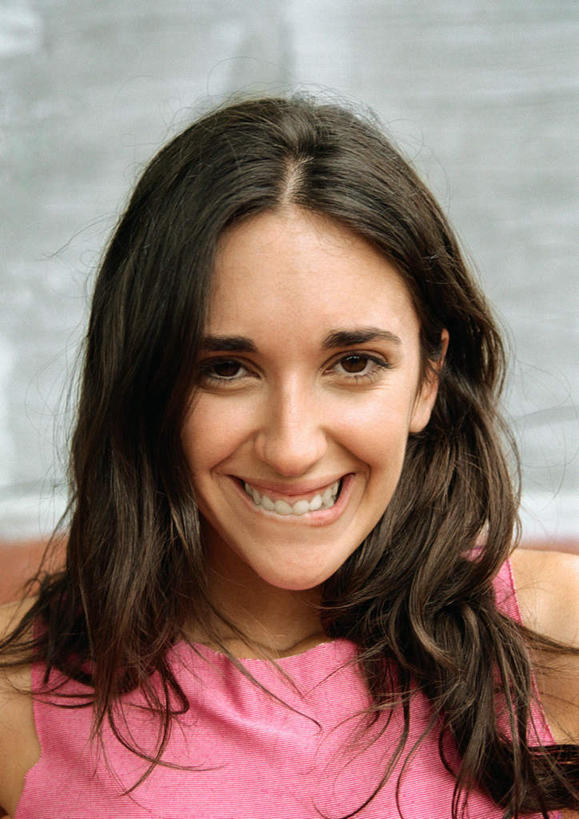 西方人,脸,头,脸颊,头发,一个人,笑,微笑,露齿笑,竖图,室内,特写,白天,白色背景,正面,欧洲,欧洲人,仅一个年轻女性,仅一个女性,仅一个人,注视,休闲装,粉色,黄色,观察,看,休闲,休闲服,摄影,影棚,观看,察看,愉悦,关注,年轻女性,女人,女性,白种人,头部,长发,脸部,脸蛋,面部,半身,彩图,影棚拍摄,开心,拍摄