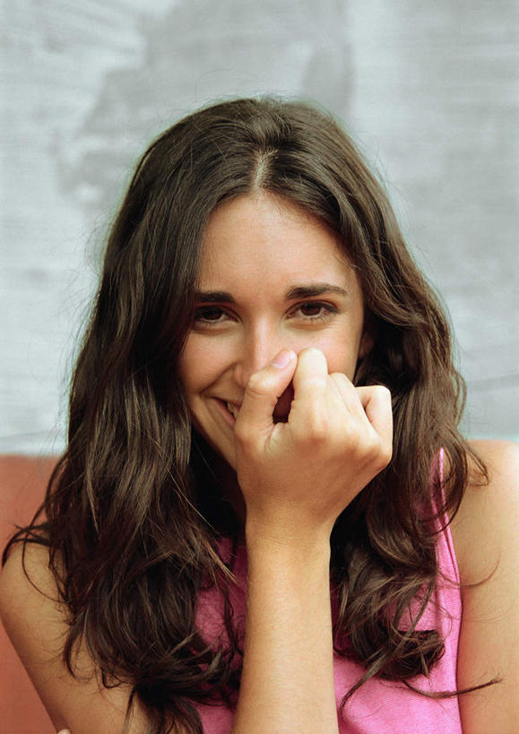 西方人,脸,头,脸颊,头发,一个人,坐,举,笑,摸,微笑,露齿笑,竖图,室内,特写,白天,白色背景,正面,欧洲,欧洲人,仅一个年轻女性,仅一个女性,仅一个人,抚摸,注视,休闲装,粉色,黄色,观察,看,托,休闲,休闲服,遮,遮掩,摄影,影棚,观看,察看,掩盖,遮挡,愉悦,关注,遮盖,掩饰,年轻女性,女人,女性,白种人,头部,长发,脸部,脸蛋,面部,触摸,接触,举起,举手,举着,向上举,向上伸,向上托,坐着,半身,彩图,影棚拍摄,开心,拍摄