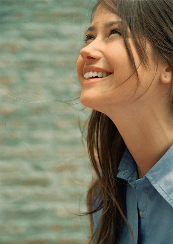 西方人,脸,头,脸颊,头发,一个人,站,笑,微笑,露齿笑,竖图,室内,特写,白天,白色背景,侧面,欧洲,欧洲人,仅一个年轻女性,仅一个女性,仅一个人,注视,休闲装,黄色,蓝色,观察,看,站着,张嘴,休闲,休闲服,摄影,影棚,观看,察看,愉悦,关注,张大嘴巴,年轻女性,女人,女性,白种人,头部,长发,脸部,脸蛋,面部,张开嘴,抬头,仰头,站立,半身,彩图,影棚拍摄,开心,拍摄