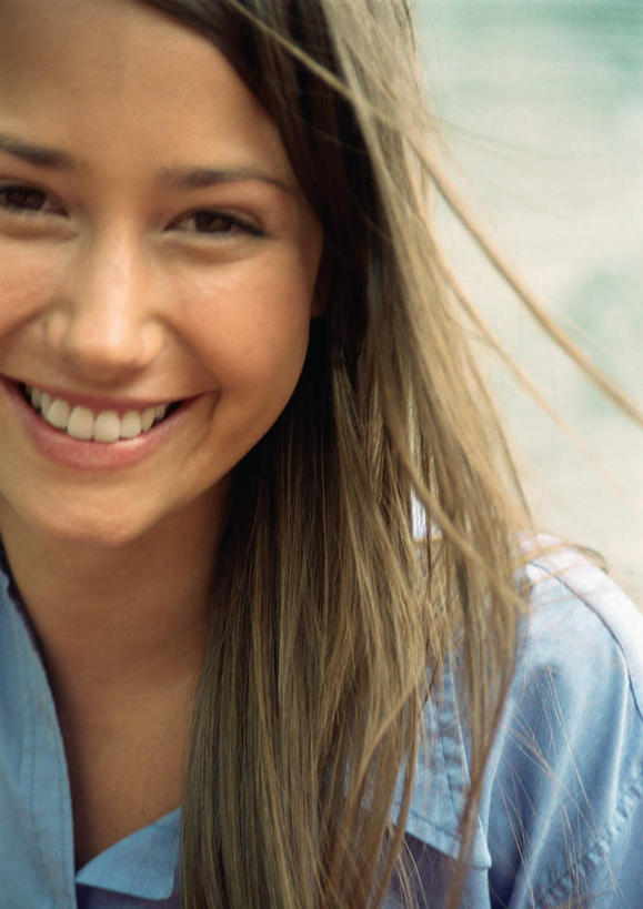 西方人,脸,头,脸颊,头发,一个人,站,笑,微笑,露齿笑,竖图,室内,特写,白天,白色背景,正面,欧洲,欧洲人,仅一个年轻女性,仅一个女性,仅一个人,注视,休闲装,黄色,蓝色,观察,看,站着,休闲,休闲服,摄影,影棚,观看,察看,愉悦,关注,年轻女性,女人,女性,白种人,头部,长发,脸部,脸蛋,面部,站立,半身,彩图,影棚拍摄,开心,拍摄