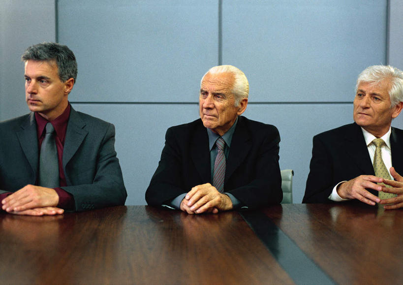 西方人,头发,三个人,伙伴,同事,朋友,商务人士,商务男性,办公室,坐,笑,摸,交叉,微笑,露齿笑,横图,室内,白天,正面,衬衫,友谊,成功,合作,团队,集体,信心,桌子,欧洲,欧洲人,一排,撑,抚摸,阴影,套装,开会,整齐,会议,反射,影子,办公桌,墙,褐色,注视,队伍,墙壁,墙面,排列,白色,观察,看,转头,观看,察看,领导,撑着,成就,队列,关注,商务装,合伙,领袖,工薪阶层,相交,交集,友情,老年男性,男人,男性,年轻男性,白种人,白领,上班族,触摸,接触,坐着,半身,彩图,衬衣