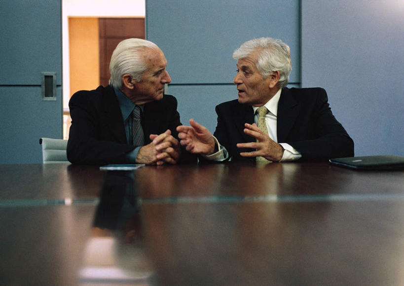 西方人,头发,两个人,伙伴,朋友,商务人士,商务男性,办公室,坐,笑,说,微笑,露齿笑,横图,室内,白天,正面,衬衫,讨论,友谊,电脑,笔记本电脑,门,桌子,椅子,欧洲,欧洲人,一把,阴影,套装,开会,会议,反射,网络,影子,办公桌,墙,褐色,注视,通讯设备,相视,墙壁,墙面,白色,门框,观察,看,面对面,观看,对视,一台,察看,无线,关注,通信设备,相对,商务装,无线网络,无线上网,便携式电脑,工薪阶层,相看,交流,友情,手提电脑,老年男性,男人,男性,白种人,白领,上班族,沟通,讲话,交谈,商讨,说话,谈话,坐着,半身,彩图,衬衣