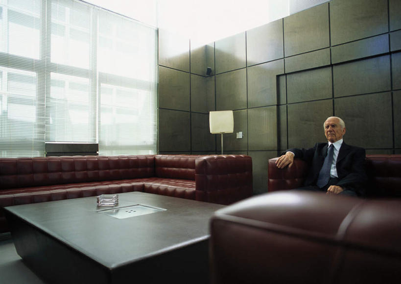 西方人,头发,一个人,商务人士,商务男性,办公室,坐,笑,摸,微笑,露齿笑,横图,室内,白天,正面,衬衫,窗户,沙发,桌子,照明,欧洲,欧洲人,仅一个男性,仅一个人,一排,许多,撑,抚摸,阴影,套装,整齐,反射,壁灯,方格,影子,塑料,办公桌,墙,灯光,注视,玻璃窗,墙壁,墙面,灯,排列,一个,白色,黑色,塑料制品,灯具,观察,看,靠,靠着,倚靠,仅一个老年男性,单个,观看,烟灰缸,照亮,察看,撑着,倚着,照明设备,队列,关注,商务装,布艺沙发,工薪阶层,烟碟,烟盅,老年男性,男人,男性,白种人,白领,上班族,触摸,接触,坐着,半身,彩图,衬衣