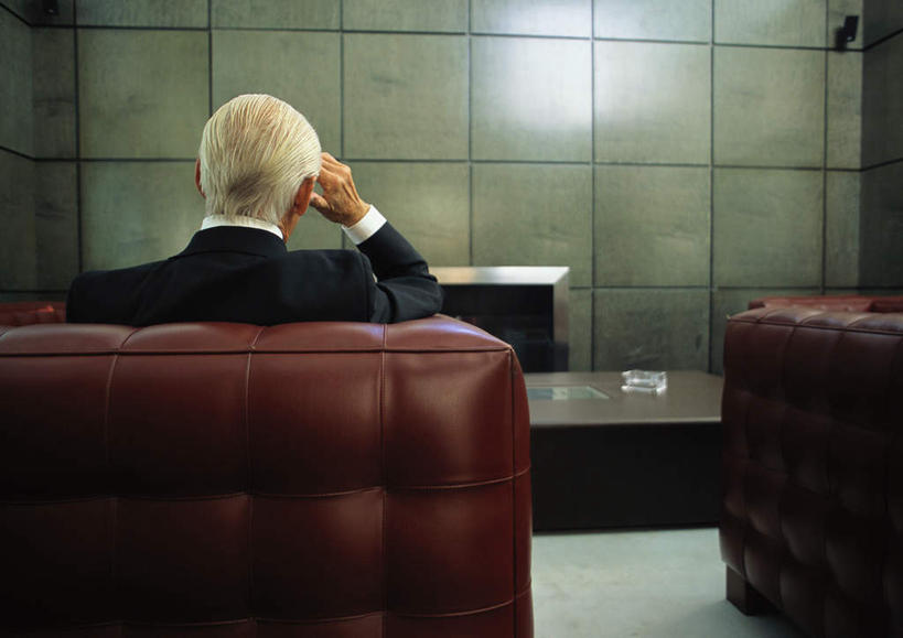 西方人,头发,一个人,商务人士,商务男性,办公室,坐,摸,横图,室内,白天,衬衫,沙发,桌子,照明,欧洲,欧洲人,仅一个男性,仅一个人,一排,许多,撑,抚摸,阴影,套装,整齐,反射,壁灯,方格,影子,塑料,办公桌,墙,灯光,托腮,墙壁,墙面,灯,排列,一个,背面,白色,黑色,塑料制品,灯具,靠,靠着,托,倚靠,仅一个老年男性,单个,烟灰缸,照亮,撑着,倚着,照明设备,队列,托下巴,商务装,布艺沙发,工薪阶层,烟碟,烟盅,老年男性,男人,男性,白种人,白领,上班族,触摸,接触,坐着,半身,彩图,衬衣