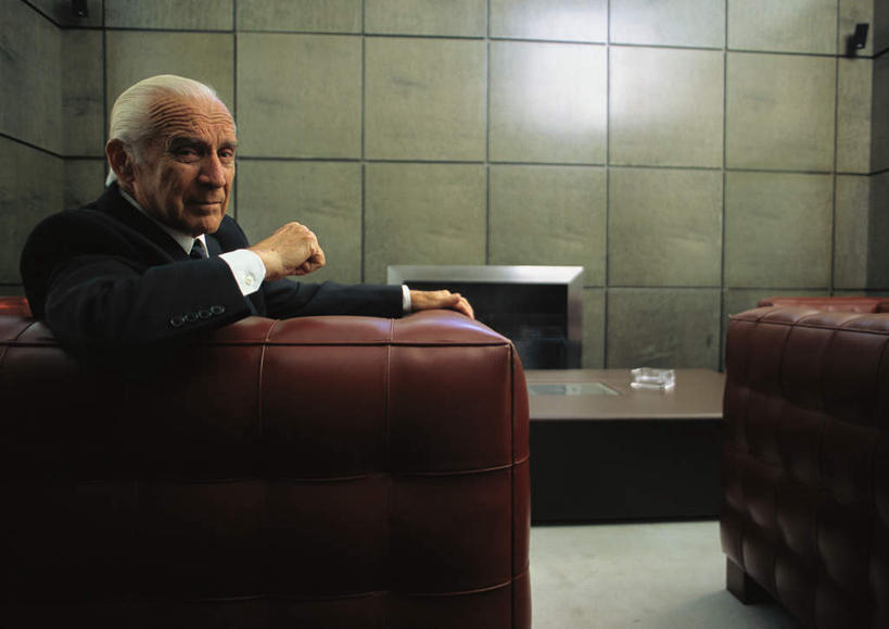 西方人,头发,一个人,商务人士,商务男性,办公室,坐,笑,摸,微笑,露齿笑,横图,室内,白天,侧面,衬衫,沙发,桌子,照明,欧洲,欧洲人,仅一个男性,仅一个人,一排,许多,撑,抚摸,阴影,套装,整齐,反射,壁灯,方格,影子,办公桌,墙,灯光,墙壁,墙面,灯,排列,白色,黑色,灯具,靠,靠着,倚靠,转头,仅一个老年男性,照亮,撑着,倚着,照明设备,队列,商务装,布艺沙发,工薪阶层,老年男性,男人,男性,白种人,白领,上班族,触摸,接触,坐着,半身,彩图,衬衣