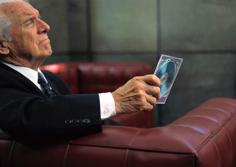 西方人,头发,一个人,商务人士,商务男性,办公室,坐,举,横图,室内,白天,侧面,衬衫,数据,沙发,桌子,照明,欧洲,欧洲人,仅一个男性,仅一个人,一排,许多,握,套装,整齐,信息,壁灯,方格,光盘,办公桌,墙,灯光,光碟,拿,拿着,注视,存储介质,墙壁,墙面,灯,排列,一个,白色,黑色,灯具,观察,看,靠,靠着,托,倚靠,仅一个老年男性,握着,单个,观看,碟片,照亮,存储,察看,倚着,照明设备,队列,关注,商务装,布艺沙发,工薪阶层,老年男性,男人,男性,白种人,白领,上班族,举起,举手,举着,向上举,向上伸,向上托,坐着,半身,彩图,衬衣