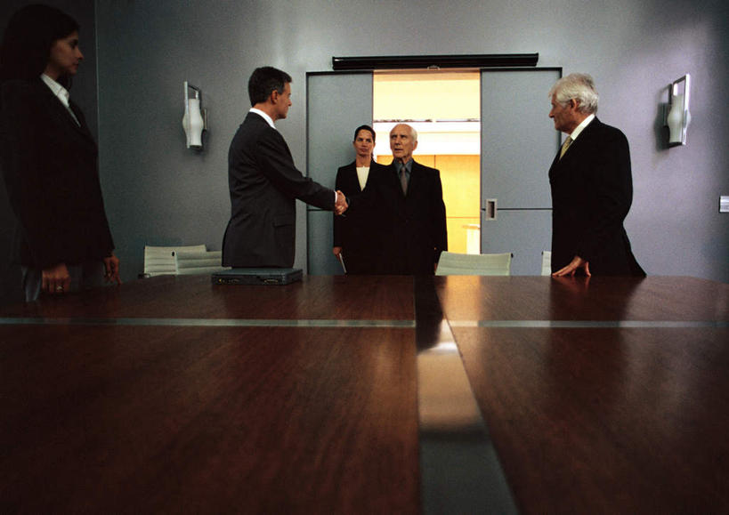 西方人,伙伴,同事,朋友,商务人士,商务男性,商务女性,办公室,站,握手,笑,微笑,露齿笑,横图,室内,白天,正面,衬衫,友谊,成功,合作,团队,集体,信心,桌子,椅子,照明,欧洲,欧洲人,五个人,撑,套装,开会,会议,壁灯,办公桌,木椅,墙,灯光,褐色,许多人,队伍,相视,墙壁,墙面,灯,灯具,站着,一群人,面对面,战略,对视,照亮,领导,撑着,照明设备,成就,相对,商务装,合伙,领袖,工薪阶层,相看,联合,合谋,配合,协作,友情,老年男性,男人,男性,年轻男性,年轻女性,女人,女性,白种人,白领,上班族,搀手,拉手,手搀手,手拉手,手牵手,手握手,站立,半身,彩图,衬衣