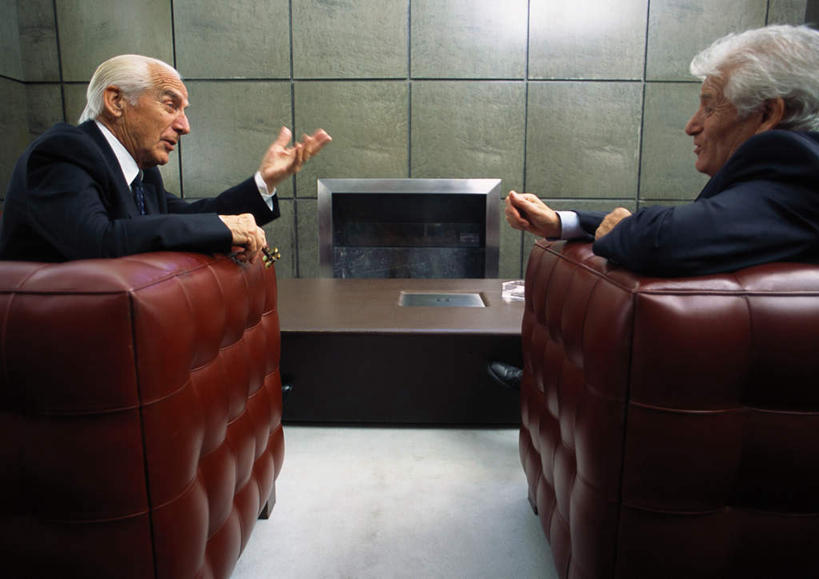 西方人,头发,两个人,伙伴,朋友,商务人士,商务男性,办公室,坐,摸,说,横图,室内,白天,衬衫,讨论,友谊,沙发,桌子,欧洲,欧洲人,一排,许多,撑,抚摸,指,套装,整齐,方格,办公桌,墙,注视,方向,相视,墙壁,墙面,排列,两个,背面,红色,白色,观察,看,靠,靠着,手势,倚靠,面对面,观看,对视,察看,撑着,倚着,指向,队列,关注,相对,商务装,布艺沙发,工薪阶层,相看,交流,友情,老年男性,男人,男性,白种人,白领,上班族,触摸,沟通,讲话,交谈,接触,商讨,说话,谈话,坐着,半身,彩图,衬衣