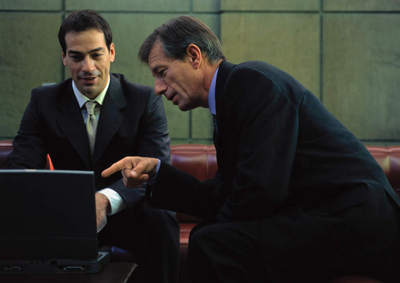 西方人,头发,两个人,伙伴,朋友,商务人士,商务男性,办公室,坐,笑,微笑,露齿笑,横图,室内,白天,正面,衬衫,友谊,电脑,笔记本电脑,沙发,欧洲,欧洲人,一排,许多,敲打,指,套装,整齐,网络,方格,墙,注视,方向,输入,通讯设备,墙壁,墙面,排列,红色,白色,打字,低头,观察,看,靠,靠着,手势,倚靠,观看,点击,一台,敲击,察看,无线,倚着,指向,队列,关注,通信设备,商务装,无线网络,布艺沙发,无线上网,便携式电脑,工薪阶层,友情,按键,手提电脑,老年男性,男人,男性,年轻男性,白种人,白领,上班族,坐着,半身,彩图,衬衣