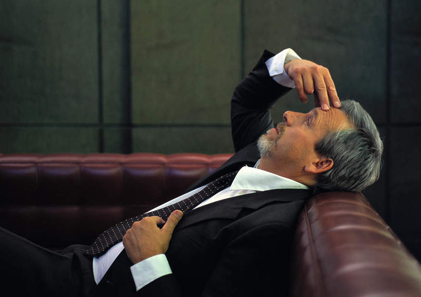 西方人,头发,一个人,商务人士,商务男性,办公室,坐,举,闭眼,摸,横图,室内,白天,侧面,衬衫,沙发,桌子,照明,欧洲,欧洲人,仅一个男性,仅一个人,一排,许多,抚摸,套装,整齐,壁灯,方格,办公桌,墙,灯光,墙壁,墙面,灯,排列,白色,黑色,灯具,按,靠,靠着,托,倚靠,仅一个老年男性,休息,照亮,倚着,照明设备,队列,商务装,布艺沙发,工薪阶层,老年男性,男人,男性,白种人,白领,上班族,闭眼睛,闭着眼,闭着眼睛,触摸,接触,举起,举手,举着,抬头,向上举,向上伸,向上托,仰头,坐着,半身,彩图,衬衣