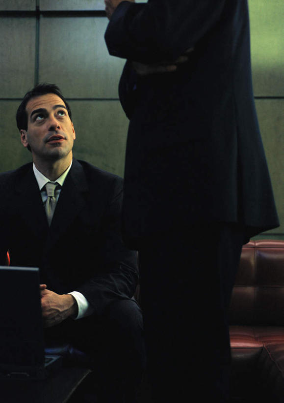 西方人,两个人,伙伴,朋友,商务人士,商务男性,办公室,站,坐,摸,打电话,竖图,室内,白天,正面,衬衫,友谊,电脑,笔记本电脑,沙发,电话,手机,欧洲,欧洲人,许多,抚摸,敲打,套装,网络,方格,墙,注视,输入,通讯设备,墙壁,墙面,红色,打字,观察,看,站着,观看,点击,敲击,察看,无线,关注,通信设备,商务装,无线网络,布艺沙发,无线上网,便携式电脑,工薪阶层,交流,友情,按键,手提电脑,老年男性,男人,男性,年轻男性,白种人,白领,上班族,触摸,沟通,接触,抬头,通话,仰头,站立,坐着,半身,彩图,衬衣