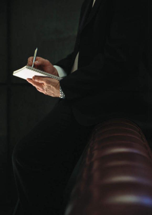 西方人,一个人,商务人士,商务男性,办公室,坐,竖图,室内,白天,侧面,衬衫,沙发,欧洲,欧洲人,仅一个男性,仅一个人,一本,握,写,套装,笔,办公用品,记事本,拿,拿着,文具,仅一个年轻男性,红色,本子,笔记本,学习用品,低头,记录,靠,靠着,倚靠,握着,文具用品,一支,倚着,商务装,布艺沙发,工薪阶层,男人,男性,年轻男性,白种人,白领,上班族,坐着,半身,彩图,衬衣