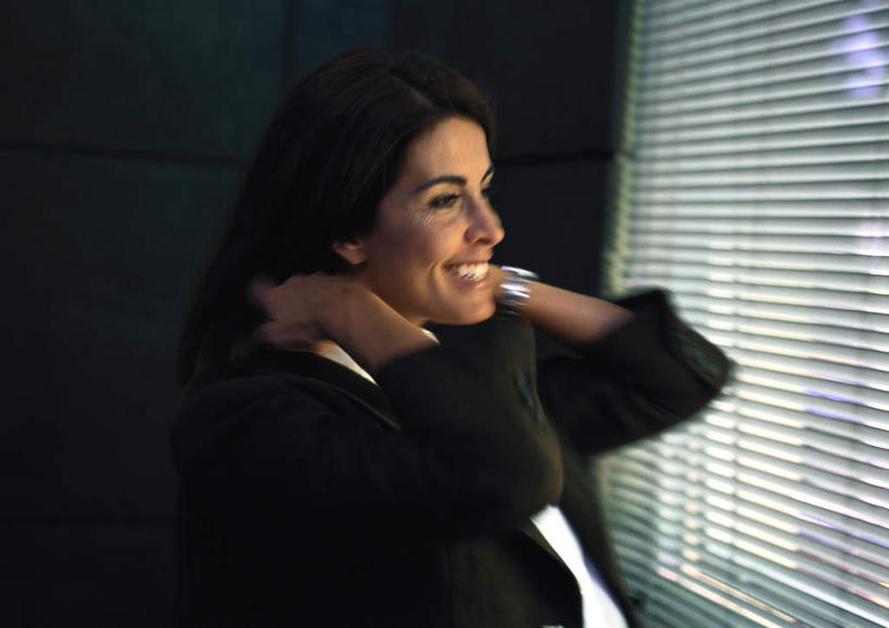 西方人,头发,一个人,商务人士,商务女性,办公室,站,举,笑,摸,微笑,露齿笑,横图,室内,白天,侧面,窗户,窗帘,欧洲,欧洲人,仅一个年轻女性,仅一个女性,仅一个人,一排,许多,抚摸,条纹,套装,朦胧,模糊,整齐,时间,时钟,手表,计时,注视,玻璃窗,排列,黑色,钟表,观察,看,托,站着,表,百叶帘,观看,腕表,察看,队列,关注,商务装,工薪阶层,年轻女性,女人,女性,白种人,白领,上班族,钟,触摸,接触,举起,举手,举着,向上举,向上伸,向上托,站立,半身,彩图