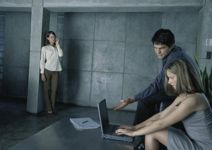 西方人,三个人,商务人士,商务男性,商务女性,办公室,站,坐,摸,说,横图,室内,白天,正面,衬衫,讨论,电脑,笔记本电脑,桌子,欧洲,欧洲人,一本,一排,许多,抚摸,敲打,指,阴影,套装,整齐,反射,网络,笔,方格,影子,办公桌,墙,办公用品,记事本,注视,方向,输入,通讯设备,墙壁,墙面,文具,排列,本子,笔记本,学习用品,打字,低头,观察,看,手势,站着,观看,点击,敲击,文具用品,一支,察看,无线,指向,队列,关注,通信设备,商务装,无线网络,无线上网,便携式电脑,工薪阶层,交流,按键,手提电脑,男人,男性,年轻男性,年轻女性,女人,女性,白种人,白领,上班族,触摸,沟通,讲话,交谈,接触,商讨,说话,谈话,站立,坐着,半身,彩图,衬衣