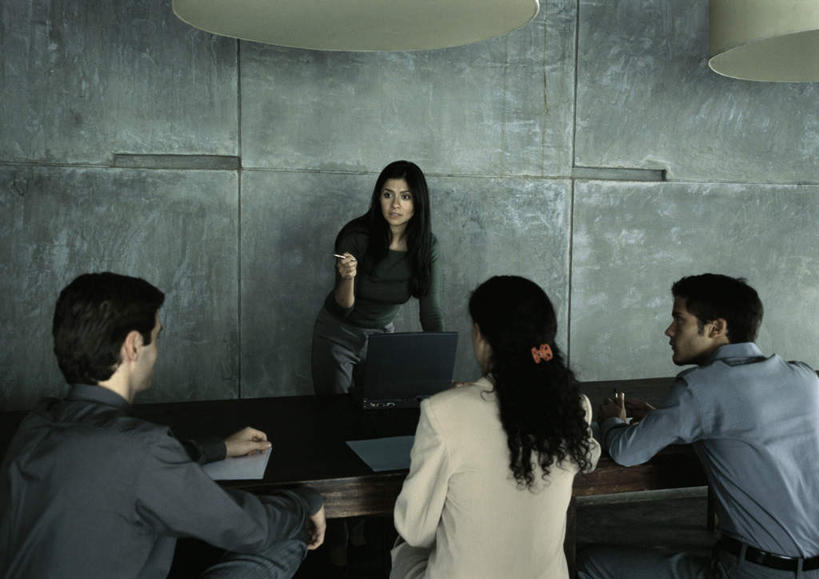 西方人,背部,四个人,商务人士,商务男性,商务女性,办公室,站,坐,摸,说,横图,俯视,室内,白天,衬衫,讨论,电脑,笔记本电脑,桌子,照明,欧洲,欧洲人,一排,许多,撑,抚摸,阴影,套装,开会,整齐,会议,反射,网络,材料,档案,方格,文件,影子,办公桌,墙,灯光,通讯设备,吊灯,墙壁,墙面,灯,排列,白色,资料,灯具,低头,站着,一台,照亮,无线,撑着,照明设备,队列,文档,通信设备,商务装,无线网络,无线上网,便携式电脑,工薪阶层,交流,手提电脑,男人,男性,年轻男性,年轻女性,女人,女性,白种人,白领,上班族,触摸,沟通,讲话,交谈,接触,商讨,说话,谈话,站立,坐着,半身,彩图,高角度拍摄,衬衣