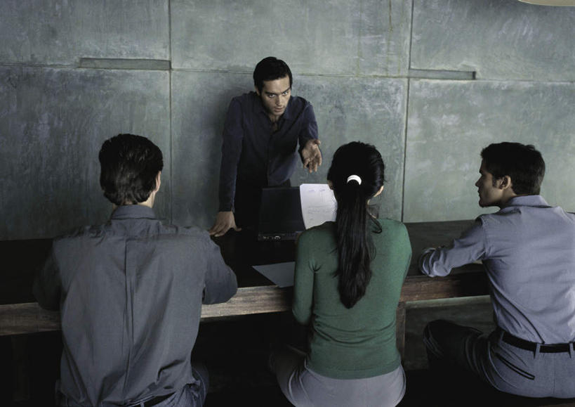 西方人,背部,四个人,商务人士,商务男性,商务女性,办公室,站,坐,摸,说,横图,俯视,室内,白天,衬衫,讨论,电脑,笔记本电脑,桌子,照明,欧洲,欧洲人,一排,许多,撑,抚摸,指,阴影,套装,开会,整齐,会议,反射,网络,材料,档案,方格,文件,影子,办公桌,墙,灯光,休闲装,方向,通讯设备,吊灯,墙壁,墙面,灯,排列,绿色,资料,灯具,低头,手势,站着,休闲,休闲服,一台,照亮,无线,撑着,指向,照明设备,队列,文档,通信设备,商务装,无线网络,无线上网,便携式电脑,工薪阶层,交流,手提电脑,男人,男性,年轻男性,年轻女性,女人,女性,白种人,白领,上班族,触摸,沟通,讲话,交谈,接触,商讨,说话,谈话,站立,坐着,半身,彩图,高角度拍摄,衬衣