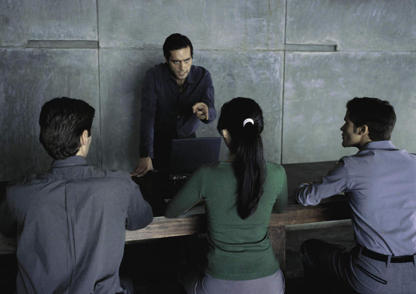 西方人,背部,四个人,商务人士,商务男性,商务女性,办公室,站,坐,摸,说,横图,俯视,室内,白天,衬衫,讨论,电脑,笔记本电脑,桌子,照明,欧洲,欧洲人,一排,许多,撑,抚摸,指,阴影,套装,开会,整齐,会议,反射,网络,材料,档案,方格,文件,影子,办公桌,墙,灯光,休闲装,方向,通讯设备,吊灯,墙壁,墙面,灯,排列,绿色,资料,灯具,低头,手势,站着,休闲,休闲服,一台,照亮,无线,撑着,指向,照明设备,队列,文档,通信设备,商务装,无线网络,无线上网,便携式电脑,工薪阶层,交流,手提电脑,男人,男性,年轻男性,年轻女性,女人,女性,白种人,白领,上班族,触摸,沟通,讲话,交谈,接触,商讨,说话,谈话,站立,坐着,半身,彩图,高角度拍摄,衬衣