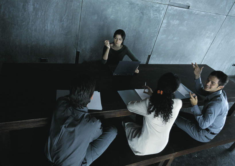 西方人,三个人,商务人士,商务男性,商务女性,办公室,坐,摸,说,横图,俯视,室内,白天,衬衫,讨论,电脑,笔记本电脑,桌子,欧洲,欧洲人,一排,许多,抚摸,指,阴影,套装,开会,整齐,会议,反射,网络,材料,档案,方格,文件,影子,办公桌,墙,注视,方向,通讯设备,相视,墙壁,墙面,排列,资料,观察,看,手势,面对面,观看,对视,一台,察看,无线,指向,队列,关注,文档,通信设备,相对,商务装,无线网络,无线上网,便携式电脑,工薪阶层,相看,交流,手提电脑,男人,男性,年轻男性,年轻女性,女人,女性,白种人,白领,上班族,触摸,沟通,讲话,交谈,接触,商讨,说话,谈话,坐着,半身,彩图,高角度拍摄,衬衣