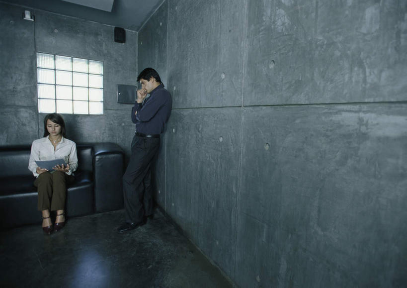 西方人,头发,两个人,伙伴,朋友,商务人士,商务男性,商务女性,办公室,站,坐,举,摸,双手交叉,横图,室内,白天,正面,衬衫,友谊,电脑,笔记本电脑,窗户,沙发,欧洲,欧洲人,一排,许多,抚摸,阴影,套装,整齐,光线,网络,瓷砖,地砖,方格,影子,墙,地面,注视,通讯设备,玻璃窗,墙壁,墙面,排列,一个,黑色,阳光,观察,看,靠,靠着,托,倚靠,站着,转头,单个,观看,一台,察看,无线,双手抱胸,倚着,队列,关注,通信设备,商务装,无线网络,布艺沙发,无线上网,便携式电脑,工薪阶层,友情,手提电脑,男人,男性,年轻男性,年轻女性,女人,女性,白种人,白领,上班族,触摸,接触,举起,举手,举着,向上举,向上伸,向上托,站立,坐着,彩图,全身,衬衣