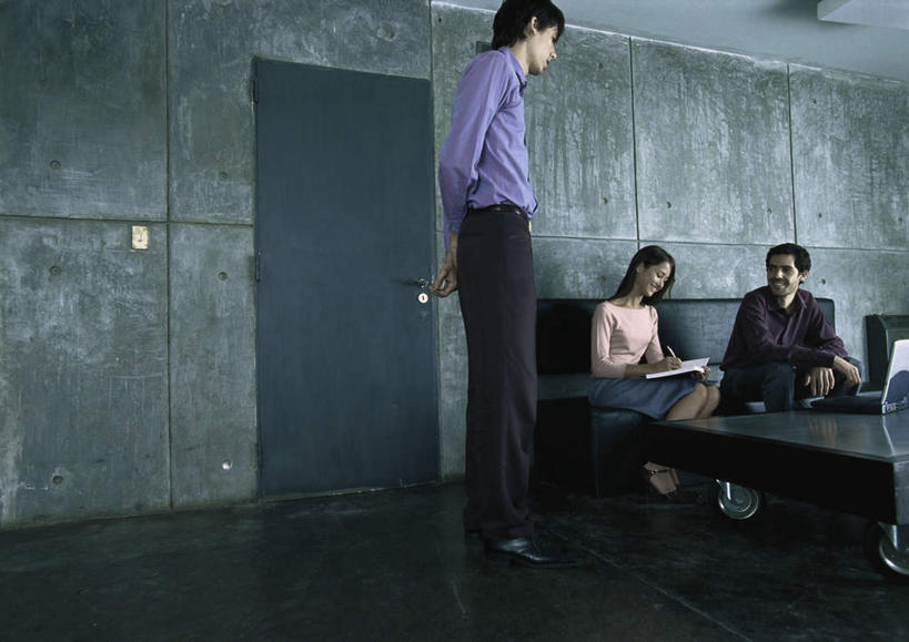 西方人,三个人,伙伴,同事,朋友,商务人士,商务男性,商务女性,办公室,站,坐,笑,摸,微笑,露齿笑,横图,室内,白天,正面,衬衫,友谊,成功,合作,团队,集体,信心,电脑,笔记本电脑,门,桌子,欧洲,欧洲人,一排,许多,抚摸,敲打,写,阴影,套装,整齐,反射,网络,材料,瓷砖,档案,地砖,方格,文件,影子,办公桌,墙,地面,注视,输入,通讯设备,队伍,墙壁,墙面,排列,资料,门框,打字,低头,观察,记录,看,站着,观看,点击,一台,敲击,察看,无线,领导,成就,队列,关注,文档,通信设备,商务装,无线网络,合伙,领袖,无线上网,便携式电脑,工薪阶层,友情,按键,手提电脑,男人,男性,年轻男性,年轻女性,女人,女性,白种人,白领,上班族,触摸,接触,站立,坐着,彩图,全身,衬衣