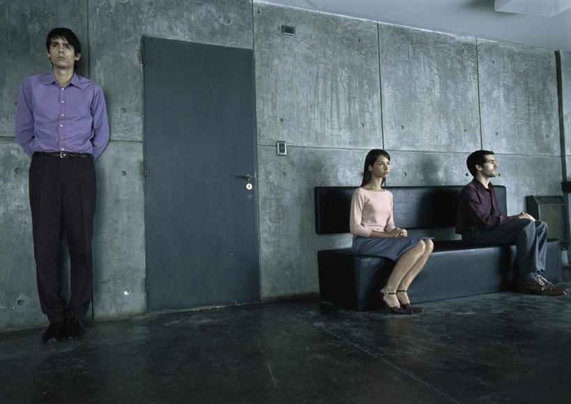 西方人,三个人,同事,商务人士,商务男性,商务女性,办公室,站,坐,笑,摸,微笑,露齿笑,横图,室内,白天,正面,衬衫,成功,合作,团队,集体,信心,桌子,欧洲,欧洲人,一排,许多,抚摸,阴影,套装,整齐,反射,瓷砖,地砖,方格,影子,办公桌,墙,地面,注视,队伍,墙壁,墙面,排列,蓝色,观察,看,靠,靠着,倚靠,站着,观看,察看,领导,倚着,成就,队列,关注,商务装,合伙,领袖,工薪阶层,男人,男性,年轻男性,年轻女性,女人,女性,白种人,白领,上班族,触摸,接触,站立,坐着,彩图,全身,衬衣