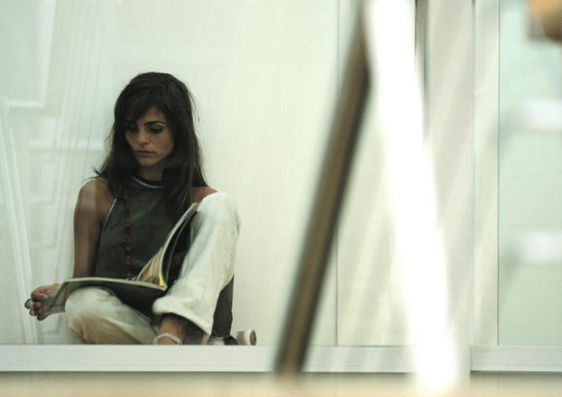 西方人,头发,一个人,坐,捧,盘腿,横图,室外,白天,正面,阅读,地板,报纸,书籍,欧洲,欧洲人,仅一个年轻女性,仅一个女性,仅一个人,一本,学习,阴影,光线,影子,墙,地面,注视,休闲装,木地板,墙壁,墙面,黄色,灰色,阳光,低头,观察,看,休闲,休闲服,浏览,观看,察看,关注,年轻女性,女人,女性,白种人,书,图书,端,端着,盘腿而坐,盘膝,盘着腿的,盘着腿坐,捧着,手捧,双腿交叉,坐着,彩图,全身