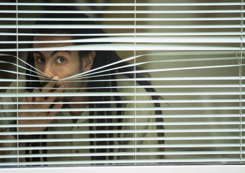 西方人,脸,头,脸颊,胡须,一个人,站,拉,举,笑,摸,微笑,露齿笑,横图,室内,白天,正面,窗户,窗帘,落地窗,欧洲,欧洲人,仅一个男性,仅一个人,一排,许多,抚摸,条纹,整齐,百叶窗,注视,玻璃窗,排列,仅一个年轻男性,观察,看,托,站着,观看,扯,察看,队列,关注,男人,男性,年轻男性,白种人,头部,胡子,络腮胡,脸部,脸蛋,面部,触摸,接触,举起,举手,举着,向上举,向上伸,向上托,站立,半身,彩图