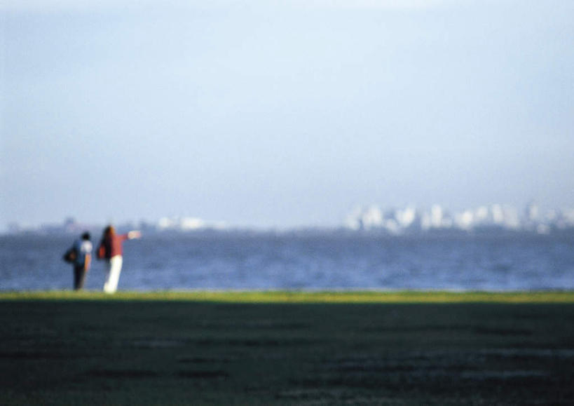 西方人,两个人,家庭,夫妻,高楼大厦,站,举,横图,室外,白天,爱情,旅游,度假,草地,草坪,海浪,海洋,美景,植物,大厦,建筑,摩天大楼,欧洲,欧洲人,指,阴影,朦胧,模糊,光线,影子,景观,浪花,云,云朵,浪漫,云彩,注视,方向,娱乐,草,背面,蓝色,绿色,白云,蓝天,天空,阳光,自然,海水,天,观察,看,手势,托,站着,享受,休闲,温暖,温馨,一家人,景色,恩爱,放松,恋人,观看,和睦,察看,指向,关注,自然风光,海景,男人,男性,年轻男性,年轻女性,女人,女性,白种人,情侣,大海,风浪,海,海水的波动,近岸浪,涌浪,举起,举手,举着,向上举,向上伸,向上托,站立,彩图,全身,大楼,高层建筑,高楼,摩天楼,伴侣,融洽