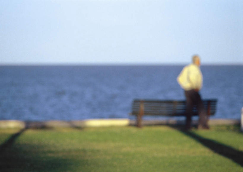 西方人,一个人,站,走,横图,室外,白天,侧面,旅游,度假,草地,草坪,海浪,海洋,美景,植物,椅子,欧洲,欧洲人,仅一个男性,仅一个人,阴影,朦胧,模糊,光线,影子,景观,浪花,水平线,云,云朵,辽阔,海平线,云彩,休闲装,娱乐,草,一个,黄色,蓝色,绿色,白云,蓝天,天空,阳光,自然,海水,天,站着,仅一个老年男性,享受,休闲,广阔,休闲服,景色,放松,单个,一望无际,自然风光,海景,无边无际,一马平川,老年男性,男人,男性,白种人,大海,风浪,海,海水的波动,近岸浪,涌浪,步行,散步,站立,走路,彩图,全身,水天相接,水天一线