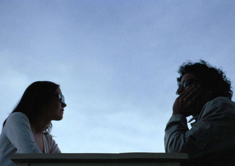 西方人,头发,两个人,家庭,夫妻,坐,摸,横图,室外,特写,白天,仰视,爱情,美景,欧洲,欧洲人,撑,抚摸,阴影,光线,墨镜,眼镜,影子,景观,浪漫,托腮,注视,休闲装,相视,两个,黄色,蓝色,蓝天,天空,阳光,自然,太阳镜,太阳眼镜,天,观察,看,托,休闲,温暖,温馨,一家人,面对面,休闲服,遮阳镜,景色,恩爱,恋人,晴朗,观看,对视,和睦,察看,撑着,关注,自然风光,托下巴,相对,万里无云,相看,男人,男性,年轻男性,年轻女性,女人,女性,白种人,卷发,情侣,晴空,晴空万里,触摸,接触,坐着,半身,彩图,低角度拍摄,伴侣,融洽