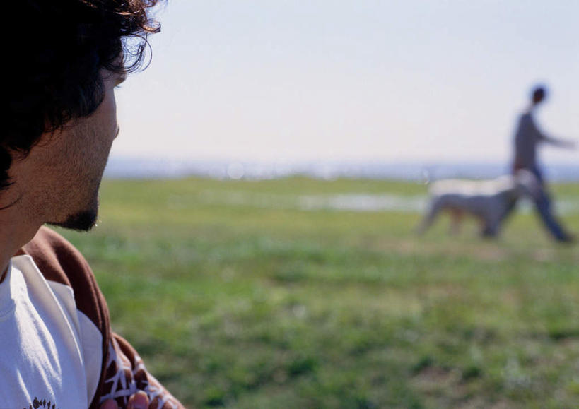 西方人,脸,头,脸颊,胡须,头发,两个人,伙伴,朋友,站,坐,走,横图,室外,特写,白天,侧面,友谊,草地,草坪,海浪,海洋,植物,宠物,狗,欧洲,欧洲人,阴影,朦胧,模糊,光线,影子,浪花,云,云朵,云彩,注视,休闲装,草,一只,蓝色,绿色,黑色,白云,蓝天,天空,阳光,海水,动物,天,观察,看,站着,转头,休闲,休闲服,可爱,观看,察看,关注,海景,忠诚,友情,男人,男性,年轻男性,白种人,头部,胡子,卷发,小胡子,脸部,脸蛋,面部,大海,风浪,海,海水的波动,近岸浪,涌浪,犬,步行,散步,站立,走路,坐着,半身,彩图