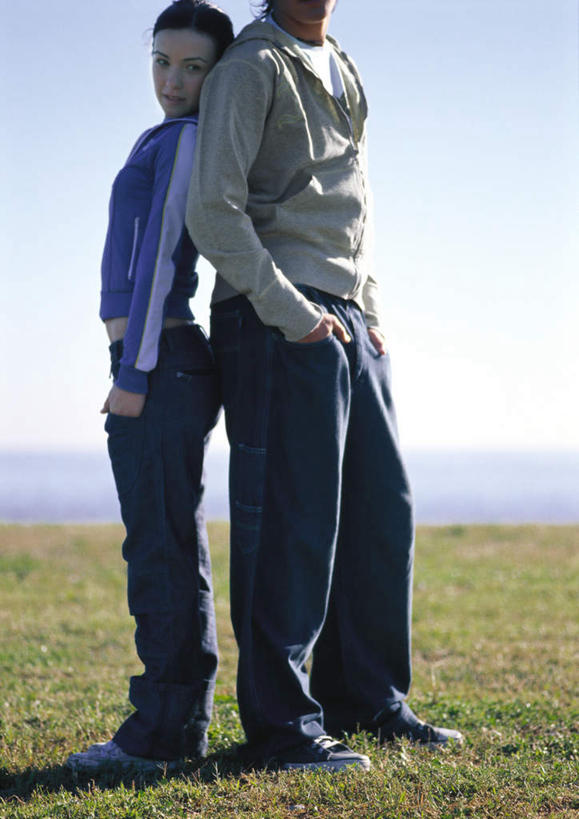 西方人,两个人,家庭,夫妻,站,笑,微笑,露齿笑,竖图,室外,白天,侧面,爱情,旅游,度假,安全,草地,草坪,海浪,海洋,美景,植物,欧洲,欧洲人,阴影,光线,影子,景观,浪花,云,云朵,浪漫,云彩,依靠,注视,休闲装,娱乐,草,蓝色,绿色,白云,蓝天,天空,阳光,自然,海水,天,观察,看,倚靠,站着,转头,背靠背,享受,休闲,温暖,温馨,一家人,休闲服,景色,恩爱,放松,背对背,恋人,观看,和睦,察看,关注,自然风光,海景,双手抄兜,双手放兜,信任,男人,男性,年轻男性,年轻女性,女人,女性,白种人,情侣,大海,风浪,海,海水的波动,近岸浪,涌浪,插兜,两手抄兜,两手放兜,手插兜,手放口袋,站立,半身,彩图,伴侣,融洽,手抄兜