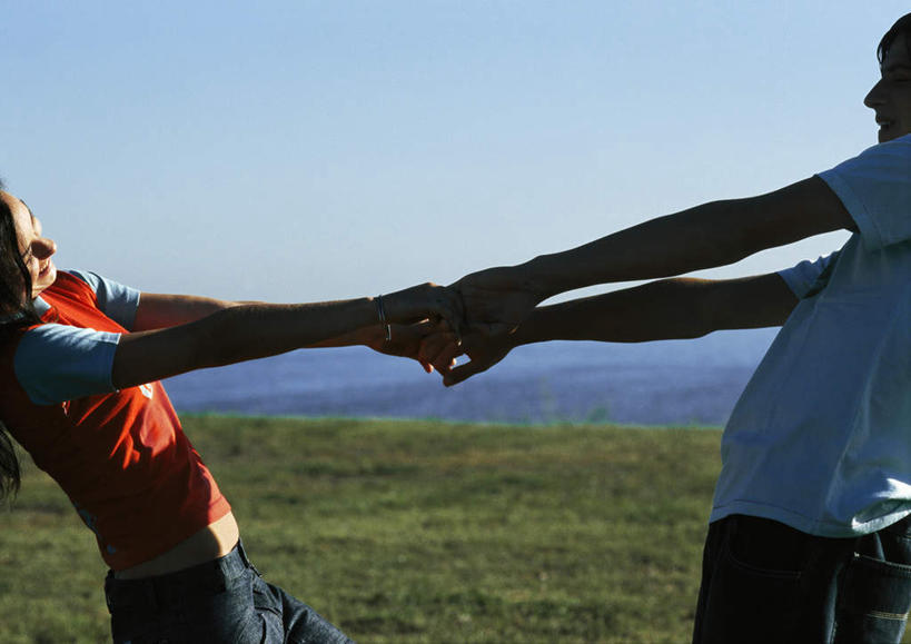 西方人,两个人,家庭,夫妻,站,握手,笑,摸,微笑,露齿笑,横图,室外,白天,侧面,爱情,旅游,度假,草地,草坪,海浪,海洋,美景,植物,欧洲,欧洲人,抚摸,阴影,光线,影子,景观,浪花,云,云朵,浪漫,云彩,注视,休闲装,旋转,娱乐,相视,草,蓝色,绿色,白云,蓝天,天空,阳光,自然,海水,天,观察,看,站着,享受,休闲,温暖,温馨,一家人,面对面,休闲服,景色,恩爱,放松,恋人,观看,对视,和睦,察看,关注,自然风光,相对,海景,相看,男人,男性,年轻男性,年轻女性,女人,女性,白种人,情侣,大海,风浪,海,海水的波动,近岸浪,涌浪,触摸,接触,拉手,手拉手,手握手,站立,半身,彩图,伴侣,融洽