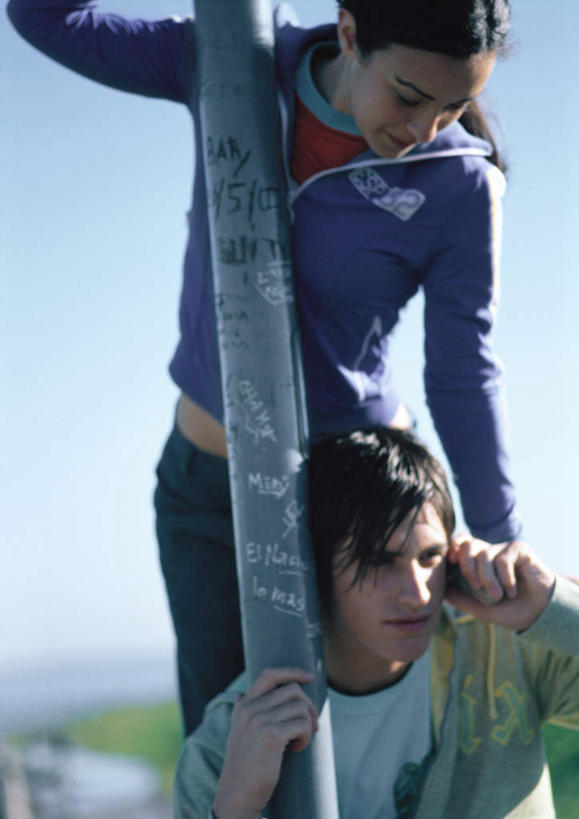 西方人,两个人,家庭,夫妻,栏杆,站,举,笑,摸,打电话,微笑,露齿笑,竖图,室外,白天,正面,爱情,旅游,度假,草地,草坪,美景,植物,电话,手机,欧洲,欧洲人,一根,抚摸,握,阴影,光线,影子,景观,浪漫,拿,听,拿着,注视,娱乐,通讯设备,草,蓝色,绿色,蓝天,天空,阳光,自然,天,低头,观察,看,托,站着,享受,休闲,温暖,温馨,一家人,爬,景色,恩爱,放松,握着,恋人,观看,和睦,察看,关注,自然风光,交流,男人,男性,年轻男性,年轻女性,女人,女性,白种人,情侣,触摸,沟通,接触,举起,举手,举着,攀爬,通话,向上举,向上伸,向上托,站立,半身,彩图,伴侣,融洽