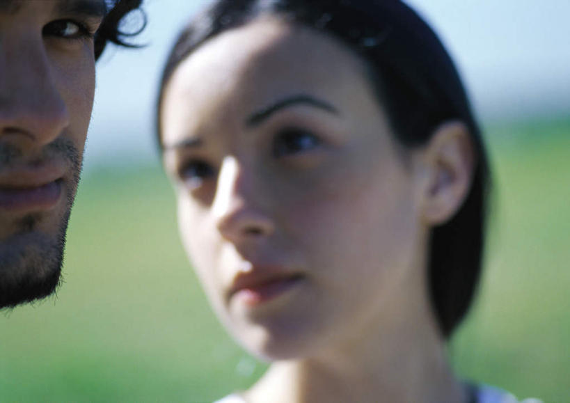 西方人,脸,头,脸颊,胡须,两个人,家庭,夫妻,站,笑,微笑,露齿笑,横图,室外,特写,白天,正面,爱情,旅游,度假,草地,草坪,美景,植物,欧洲,欧洲人,阴影,朦胧,模糊,光线,影子,景观,云,云朵,浪漫,云彩,注视,娱乐,草,蓝色,绿色,白云,蓝天,天空,阳光,自然,天,观察,看,站着,转头,享受,休闲,温暖,温馨,一家人,景色,恩爱,放松,恋人,观看,和睦,察看,关注,自然风光,男人,男性,年轻男性,年轻女性,女人,女性,白种人,头部,胡子,小胡子,脸部,脸蛋,面部,情侣,站立,半身,彩图,伴侣,融洽