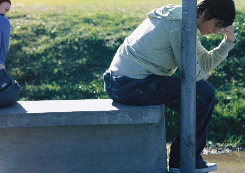 西方人,背部,头发,两个人,家庭,夫妻,栏杆,坐,举,摸,横图,室外,白天,侧面,爱情,旅游,度假,草地,草坪,石头,美景,植物,欧洲,欧洲人,一根,撑,抚摸,石子,景观,地面,浪漫,托腮,注视,休闲装,娱乐,草,黄色,蓝色,绿色,黑色,自然,低头,观察,看,托,转头,享受,休闲,温暖,温馨,一家人,休闲服,景色,恩爱,放松,恋人,观看,和睦,察看,关注,自然风光,托下巴,男人,男性,年轻男性,年轻女性,女人,女性,白种人,情侣,石块,触摸,接触,举起,举手,举着,向上举,向上伸,向上托,坐着,半身,彩图,伴侣,融洽