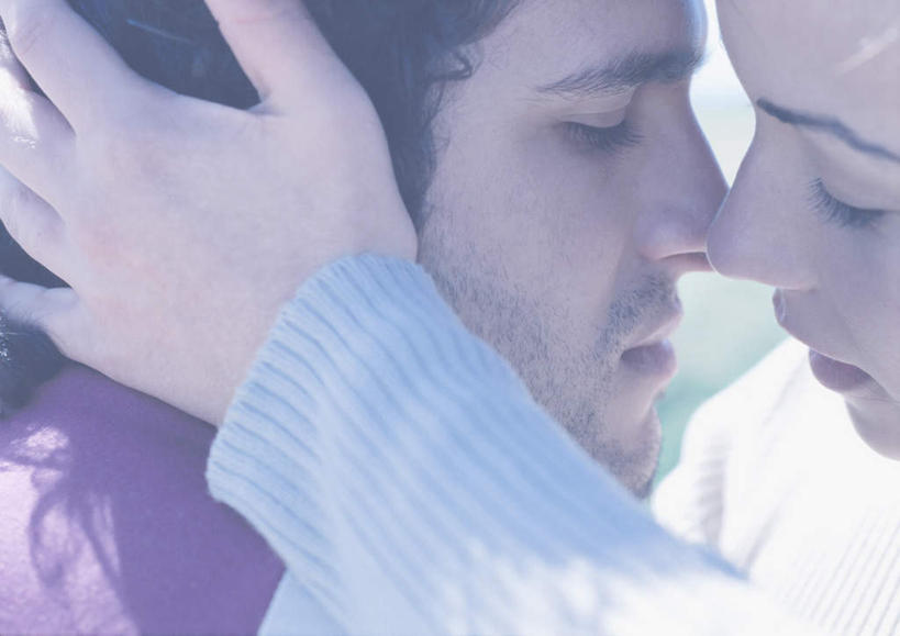 西方人,脸,头,脸颊,头发,两个人,家庭,夫妻,站,闭眼,抱,摸,吻,横图,室外,特写,白天,侧面,爱情,欧洲,欧洲人,抚摸,阴影,光线,影子,浪漫,相视,黄色,蓝色,蓝天,天空,阳光,天,站着,温暖,温馨,一家人,面对面,恩爱,恋人,抱着,对视,和睦,搂着,相对,相看,男人,男性,年轻男性,年轻女性,女人,女性,白种人,头部,卷发,脸部,脸蛋,面部,情侣,闭眼睛,闭着眼,闭着眼睛,触摸,怀抱,接触,搂,搂抱,亲,亲吻,相抱,拥抱,站立,半身,彩图,伴侣,融洽