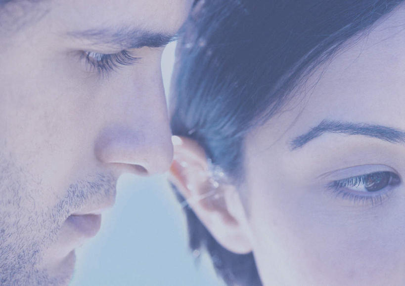 西方人,脸,头,脸颊,头发,两个人,家庭,夫妻,站,横图,室外,特写,白天,正面,爱情,欧洲,欧洲人,浪漫,注视,黑色,观察,看,站着,温暖,温馨,一家人,恩爱,恋人,观看,和睦,察看,关注,男人,男性,年轻男性,年轻女性,女人,女性,白种人,头部,脸部,脸蛋,面部,情侣,站立,半身,彩图,伴侣,融洽