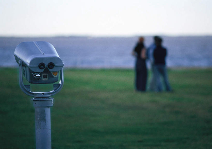 西方人,背部,三个人,伙伴,同事,朋友,站,说,横图,室外,特写,白天,正面,旅游,度假,讨论,友谊,成功,合作,团队,集体,信心,仪器,科技,草地,草坪,海浪,海洋,美景,植物,欧洲,欧洲人,眺望,阴影,检查,朦胧,模糊,研究,反射,分析,光线,科学,望远镜,影子,景观,浪花,云,云朵,云彩,注视,休闲装,娱乐,队伍,相视,草,一个,蓝色,绿色,白云,蓝天,天空,阳光,自然,海水,天,观察,看,站着,享受,休闲,面对面,休闲服,景色,放松,清晰,探索,放大,单个,观看,对视,仔细,科研,察看,科学技术,领导,瞭望,聚焦,成就,关注,自然风光,相对,合伙,领袖,海景,远视镜,瞭望镜,相看,光学,清楚,双筒镜,双筒望远镜,交流,友情,男人,男性,年轻男性,年轻女性,女人,女性,白种人,大海,风浪,海,海水的波动,近岸浪,涌浪,沟通,讲话,交谈,商讨,说话,谈话,站立,彩图,全身,光学仪器,千里镜