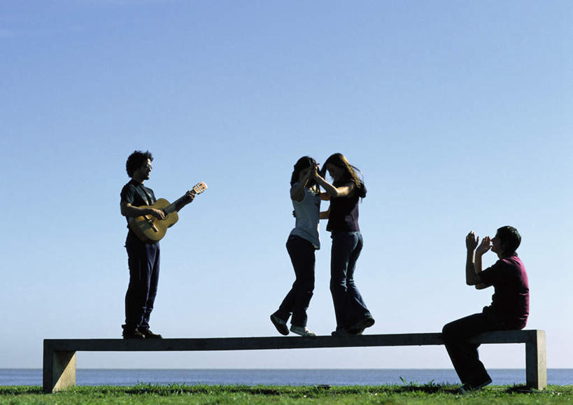 西方人,四个人,伙伴,朋友,站,坐,握手,捧,摸,横图,室外,白天,侧面,旅游,度假,跳舞,快乐,兴奋,友谊,骄傲,成功,胜利,合作,团队,集体,信心,草地,草坪,海浪,海洋,美景,植物,椅子,欧洲,欧洲人,一把,抚摸,击掌,阴影,光线,影子,木椅,景观,浪花,云,云朵,吉他,乐器,弦乐器,背光,云彩,休闲装,娱乐,队伍,相视,草,一个,蓝色,绿色,白云,蓝天,天空,阳光,自然,海水,天,手势,站着,转头,享受,休闲,面对面,休闲服,景色,放松,自信,单个,对视,成就,自然风光,弹拨弦鸣乐器,相对,舞姿,合伙,逆光,海景,相看,友情,男人,男性,年轻男性,年轻女性,女人,女性,白种人,大海,风浪,海,海水的波动,近岸浪,涌浪,触摸,端,端着,接触,拉手,拍手,捧着,手拉手,手捧,手握手,站立,坐着,彩图,全身,欢乐,开心,舞蹈,弹拨弦乐器