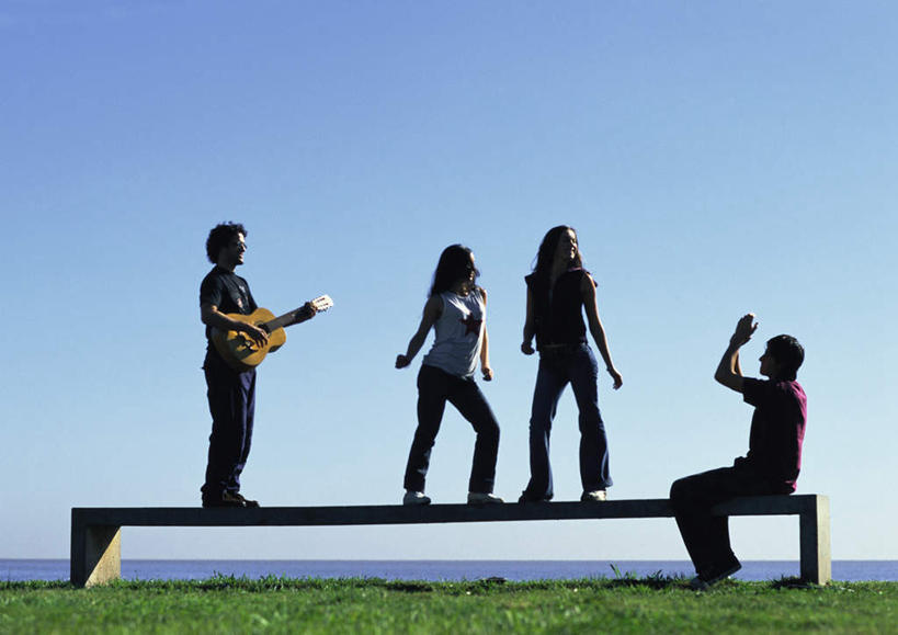 西方人,四个人,伙伴,朋友,站,坐,捧,笑,微笑,露齿笑,横图,室外,白天,正面,旅游,度假,跳舞,快乐,兴奋,友谊,骄傲,成功,胜利,合作,团队,集体,信心,草地,草坪,海浪,海洋,美景,植物,椅子,欧洲,欧洲人,一把,击掌,握,阴影,光线,影子,景观,浪花,云,云朵,吉他,乐器,弦乐器,背光,弹奏,拿,云彩,拿着,休闲装,娱乐,队伍,草,一个,蓝色,绿色,白云,蓝天,天空,阳光,自然,海水,天,手势,站着,转头,享受,休闲,休闲服,景色,放松,自信,握着,单个,成就,自然风光,弹拨弦鸣乐器,舞姿,合伙,逆光,海景,友情,男人,男性,年轻男性,年轻女性,女人,女性,白种人,大海,风浪,海,海水的波动,近岸浪,涌浪,端,端着,拍手,捧着,手捧,站立,坐着,彩图,全身,欢乐,开心,舞蹈,弹拨弦乐器