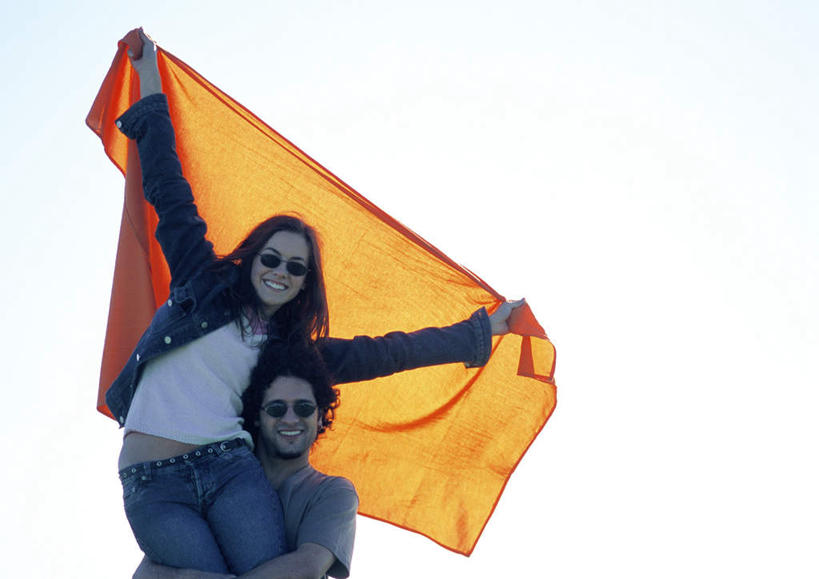 西方人,两个人,家庭,夫妻,站,坐,举,伸展双臂,抱,笑,微笑,露齿笑,横图,室外,白天,仰视,爱情,旅游,度假,欧洲,欧洲人,阴影,光线,布,墨镜,眼镜,影子,云,云朵,浪漫,云彩,注视,娱乐,两个,红色,蓝色,白云,蓝天,天空,阳光,太阳镜,太阳眼镜,天,观察,看,托,站着,享受,休闲,温暖,温馨,一家人,遮阳镜,恩爱,放松,恋人,抱着,观看,和睦,察看,搂着,关注,男人,男性,年轻男性,年轻女性,女人,女性,白种人,情侣,敞开双臂,怀抱,举起,举手,举着,搂,搂抱,伸开双臂,相抱,向上举,向上伸,向上托,拥抱,展开双肩,站立,张开手臂,张开双臂,坐着,半身,彩图,低角度拍摄,伴侣,融洽