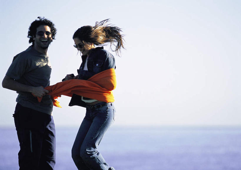 西方人,头发,两个人,家庭,夫妻,站,笑,微笑,露齿笑,横图,室外,白天,侧面,爱情,旅游,度假,海浪,海洋,欧洲,欧洲人,一面,阴影,光线,布,墨镜,眼镜,影子,浪花,云,云朵,浪漫,云彩,娱乐,相视,两个,黄色,红色,蓝色,白云,蓝天,天空,阳光,海水,太阳镜,太阳眼镜,天,站着,张嘴,转头,享受,休闲,温暖,温馨,一家人,面对面,遮阳镜,恩爱,放松,恋人,对视,捆绑,和睦,相对,张大嘴巴,海景,相看,男人,男性,年轻男性,年轻女性,女人,女性,白种人,情侣,大海,风浪,海,海水的波动,近岸浪,涌浪,张开嘴,站立,半身,彩图,伴侣,融洽