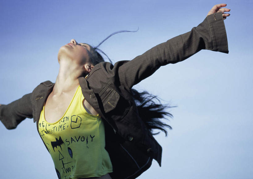 西方人,头发,一个人,站,闭眼,伸展双臂,横图,室外,白天,仰视,旅游,度假,海浪,海洋,欧洲,欧洲人,仅一个年轻女性,仅一个女性,仅一个人,阴影,朦胧,模糊,光线,影子,浪花,云,云朵,云彩,休闲装,娱乐,蓝色,黑色,灰色,白云,蓝天,天空,阳光,海水,天,站着,享受,休闲,休闲服,放松,海景,年轻女性,女人,女性,白种人,长发,大海,风浪,海,海水的波动,近岸浪,涌浪,闭眼睛,闭着眼,闭着眼睛,敞开双臂,伸开双臂,抬头,仰头,展开双肩,站立,张开手臂,张开双臂,半身,彩图,低角度拍摄