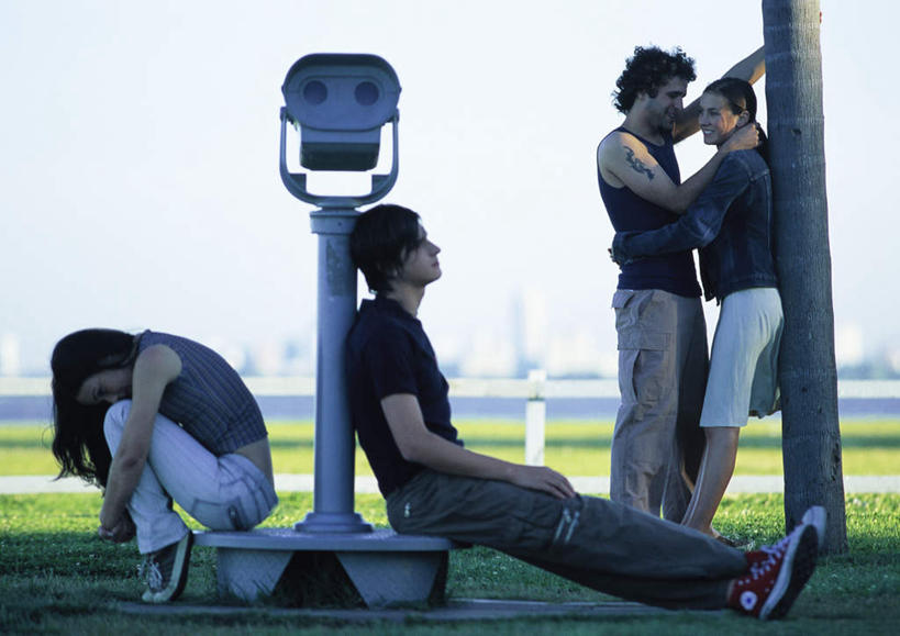 西方人,四个人,夫妻,伙伴,朋友,栏杆,站,抱,摸,横图,室外,白天,侧面,爱情,旅游,度假,友谊,成功,合作,团队,集体,信心,仪器,科技,草地,草坪,植物,欧洲,欧洲人,抚摸,眺望,弯腰,检查,研究,反射,分析,科学,望远镜,云,云朵,围栏,浪漫,云彩,娱乐,队伍,护栏,相视,草,一个,蓝色,绿色,白云,蓝天,天空,天,低头,观察,靠,靠着,倚靠,站着,享受,休闲,面对面,恩爱,放松,清晰,探索,恋人,放大,单个,抱着,观看,对视,仔细,科研,科学技术,瞭望,搂着,倚着,聚焦,成就,关注,相对,合伙,领袖,远视镜,瞭望镜,相看,光学,清楚,弯身,双筒镜,双筒望远镜,友情,男人,男性,年轻男性,年轻女性,女人,女性,白种人,情侣,触摸,怀抱,接触,搂,搂抱,相抱,拥抱,站立,彩图,全身,伴侣,光学仪器,千里镜