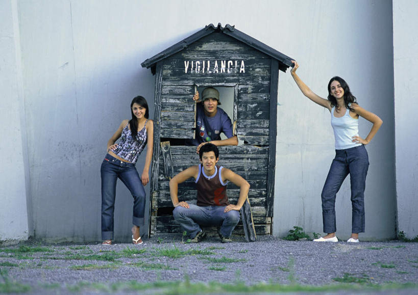 西方人,四个人,夫妻,伙伴,朋友,家,站,蹲,举,伸展双臂,摸,横图,室外,白天,正面,爱情,旅游,度假,友谊,成功,合作,团队,集体,信心,草地,草坪,植物,道路,路,欧洲,欧洲人,抚摸,弯腰,房屋,墙,屋子,小路,交通,浪漫,休闲装,娱乐,手叉腰,队伍,楼房,墙壁,墙面,住宅,草,红色,绿色,白色,叉腰,靠,靠着,托,倚靠,站着,享受,休闲,休闲服,恩爱,放松,恋人,倚着,成就,合伙,领袖,弯身,友情,男人,男性,年轻男性,年轻女性,女人,女性,白种人,情侣,敞开双臂,触摸,蹲着,接触,举起,举手,举着,伸开双臂,向上举,向上伸,向上托,展开双肩,站立,张开手臂,张开双臂,彩图,全身,房子,伴侣