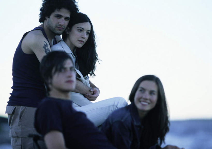 西方人,头发,四个人,夫妻,伙伴,朋友,站,坐,抱,横图,室外,白天,侧面,爱情,旅游,度假,友谊,成功,合作,团队,集体,信心,欧洲,欧洲人,阴影,光线,影子,云,云朵,浪漫,云彩,注视,休闲装,娱乐,队伍,蓝色,黑色,白云,蓝天,天空,阳光,天,低头,观察,看,靠,靠着,倚靠,站着,转头,享受,休闲,休闲服,恩爱,放松,恋人,抱着,观看,察看,搂着,倚着,成就,关注,合伙,领袖,友情,男人,男性,年轻男性,年轻女性,女人,女性,白种人,情侣,怀抱,搂,搂抱,相抱,拥抱,站立,坐着,半身,彩图,伴侣