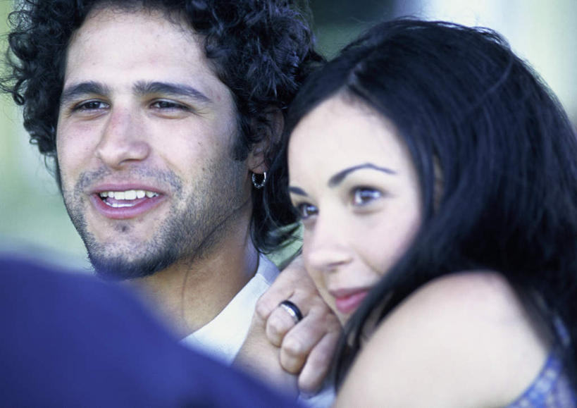 西方人,脸,头,脸颊,胡须,头发,三个人,夫妻,伙伴,朋友,坐,笑,摸,微笑,露齿笑,横图,室外,特写,白天,正面,爱情,聚会,旅游,度假,友谊,成功,合作,团队,集体,信心,欧洲,欧洲人,抚摸,阴影,朦胧,模糊,光线,影子,浪漫,依偎,注视,休闲装,娱乐,队伍,黑色,阳光,观察,看,靠,靠着,倚靠,享受,休闲,休闲服,恩爱,放松,恋人,观看,察看,倚着,成就,关注,合伙,领袖,依附,依赖,投靠,友情,男人,男性,年轻男性,年轻女性,女人,女性,白种人,头部,长发,胡子,卷发,小胡子,脸部,脸蛋,面部,情侣,触摸,接触,坐着,半身,彩图,伴侣